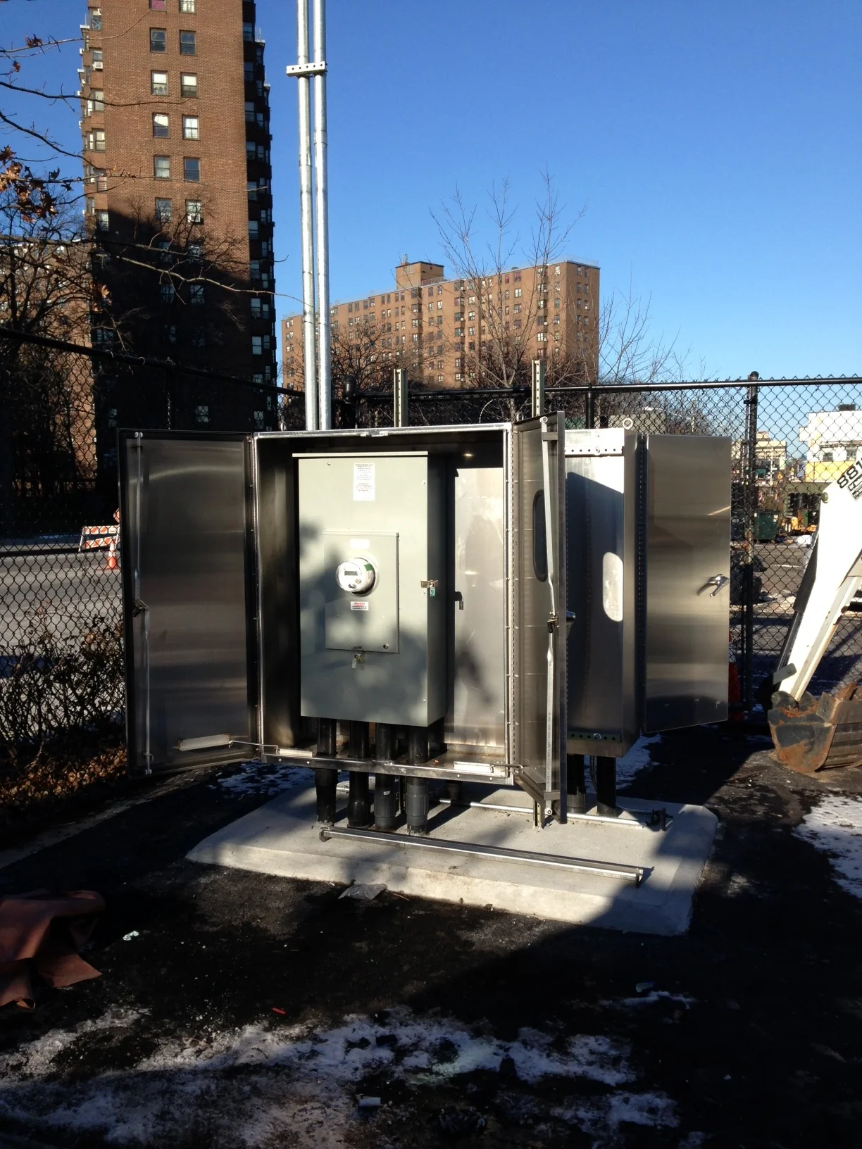 Outdoor service switchgear